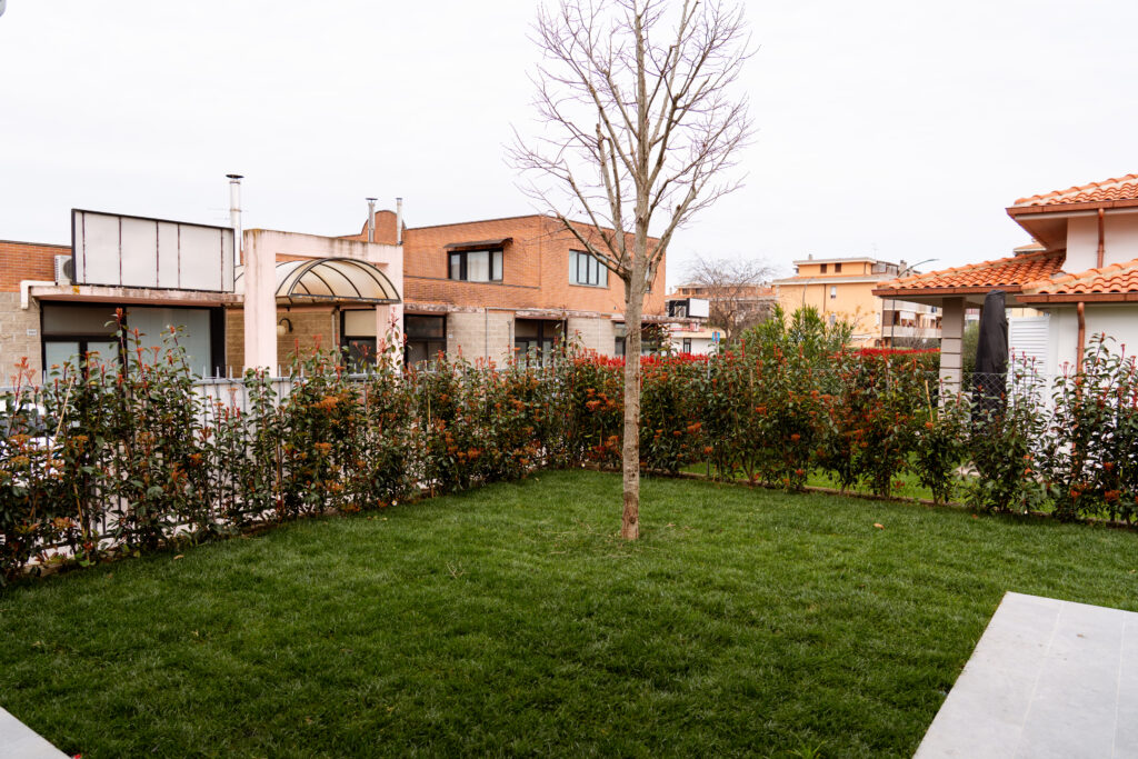 Manutenzione di un giardino privato a Grosseto: intervento sul verde