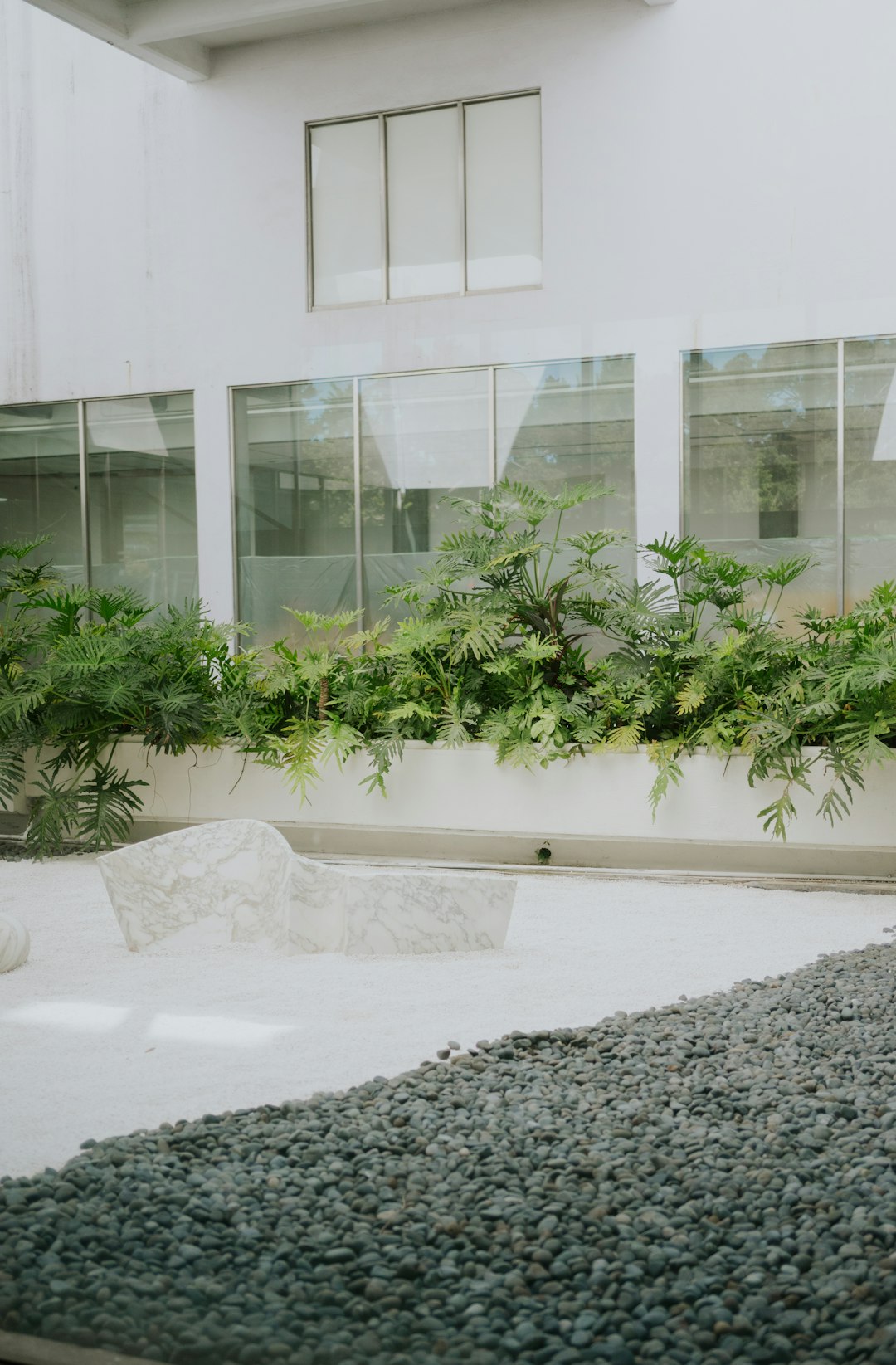 Giardino moderno con vegetazione rigogliosa