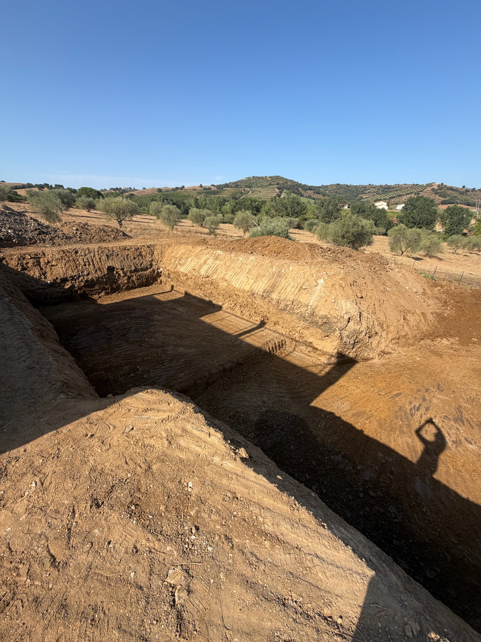 Cantiere per la realizzazione di una struttura esterna con sistemazione dell’area circostante.