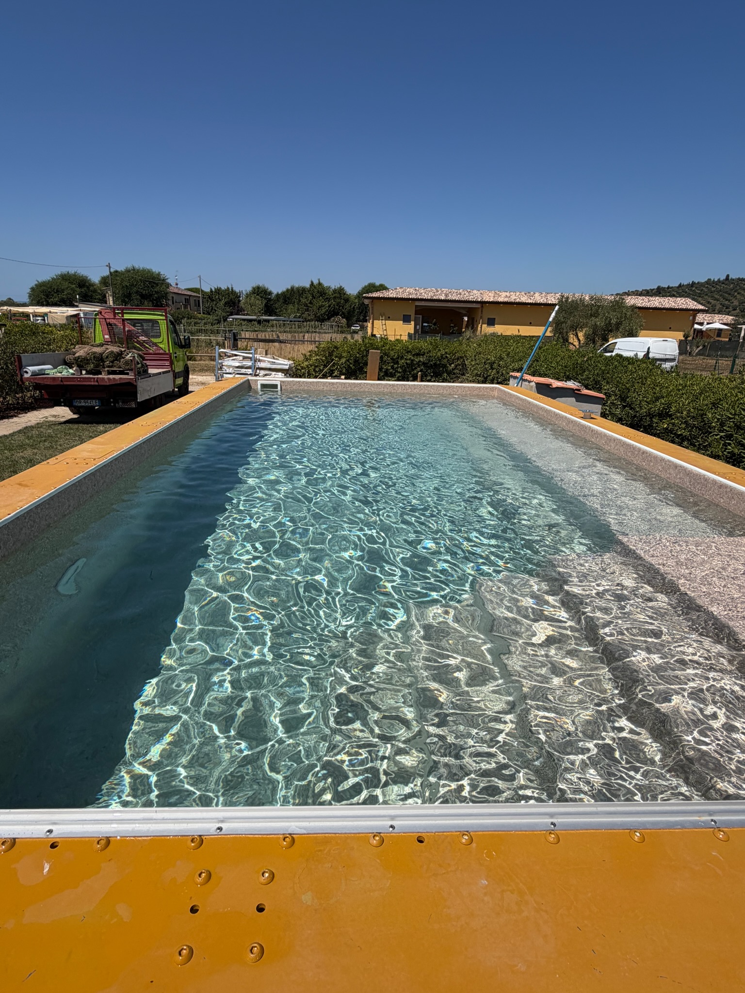 Montaggio tecnico degli elementi strutturali della piscina durante la fase di installazione.