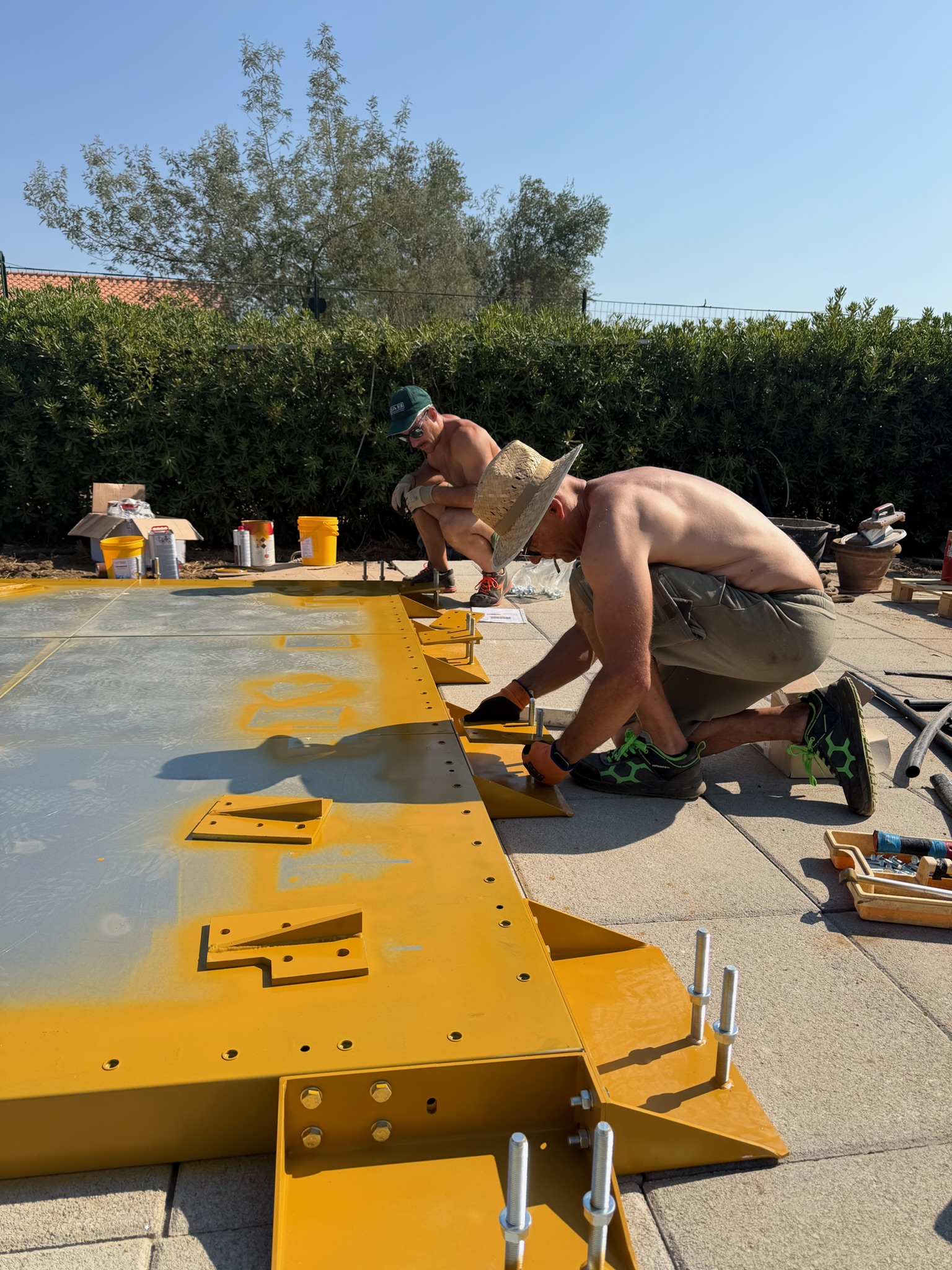 Montaggio e assemblaggio di una struttura metallica modulare durante le lavorazioni in cantiere.