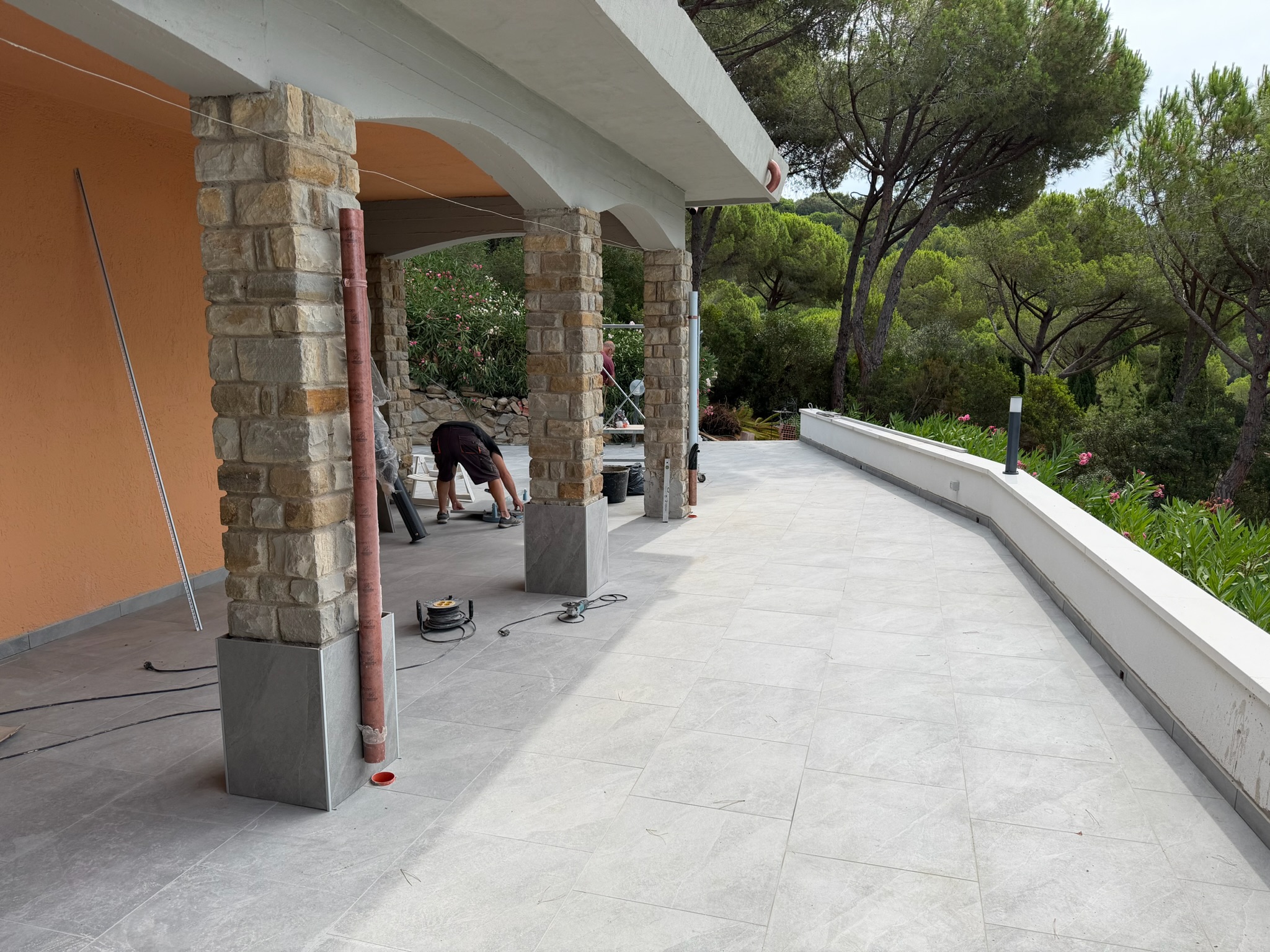 Terrazza riqualificata con nuova pavimentazione e finiture coordinate sui pilastri e sui gradini.