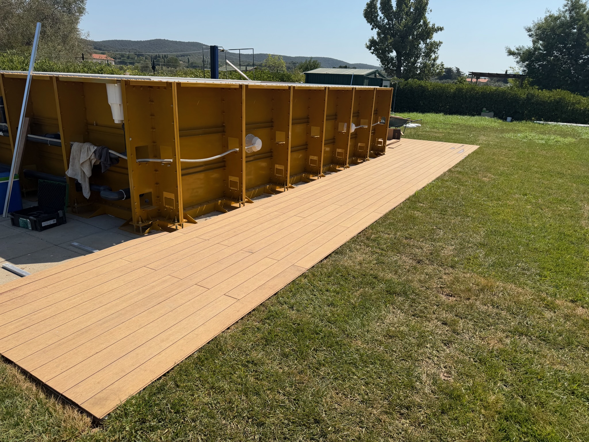 Realizzazione e allestimento di una piscina esterna, con lavorazioni dedicate alla struttura e alle finiture dell’area circostante.