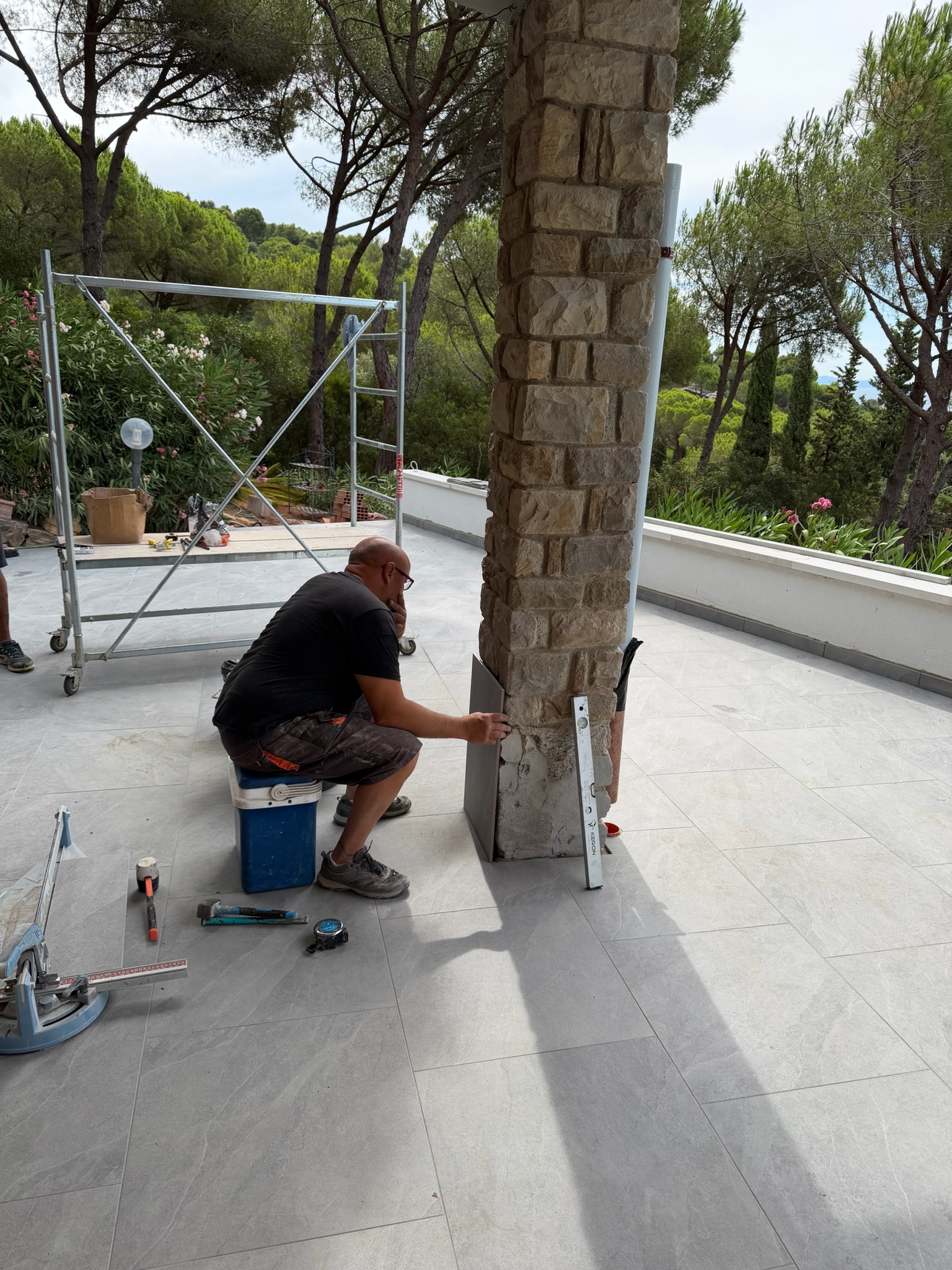 Vista della terrazza durante le lavorazioni di posa e finitura della nuova pavimentazione esterna.